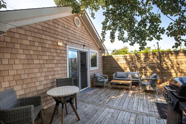 Building Photo - 4 Oak St