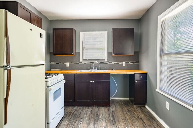 Building Photo - Casas De Kevin