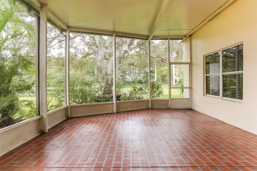 Building Photo - 153 W Bayridge Dr