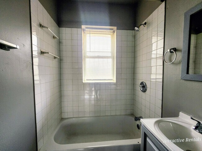 Building Photo - 1617 W 78th St