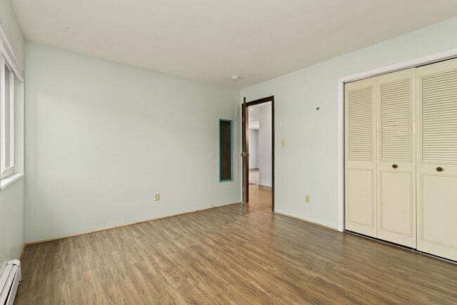 Building Photo - $250 OFF FIRST MONTHS RENT: 2 Bedroom, 1 Bathroom Apartment, trash, water, and hot water heat inc...