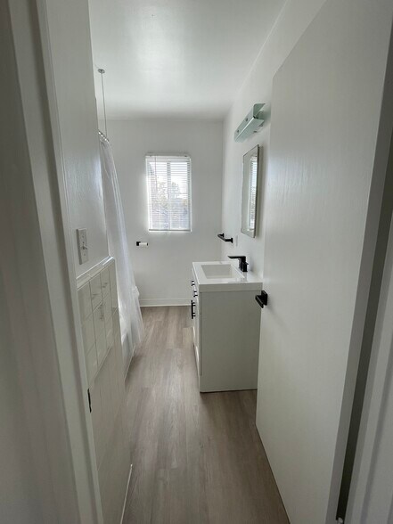Building Photo - 3633 Kelton Ave
