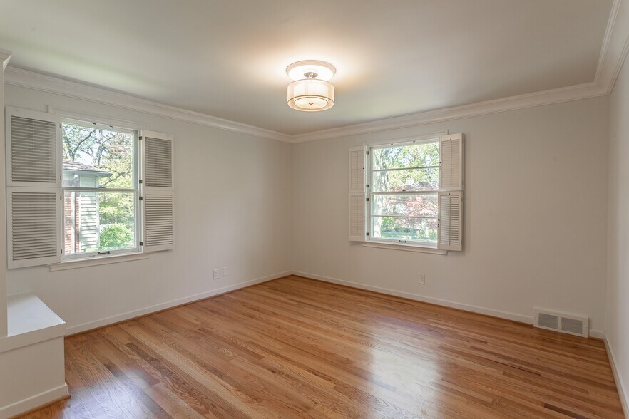 Building Photo - 906 Putney St