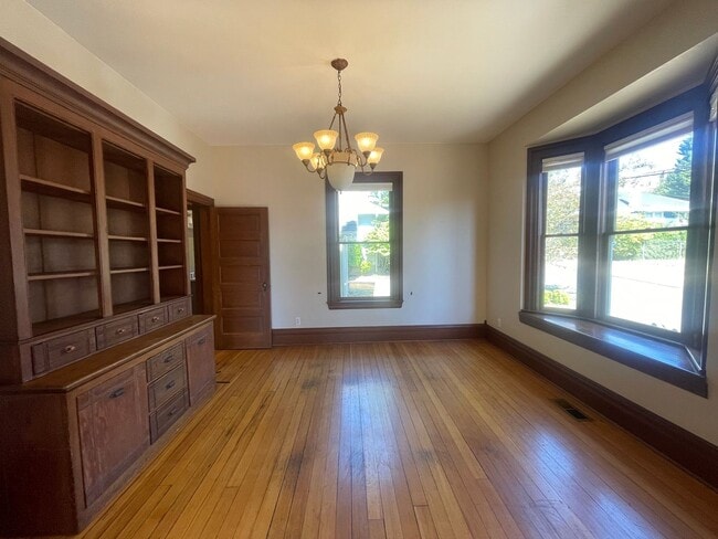 Building Photo - Charming 2 Bed / 1.5 Bath Victorian with G...