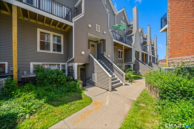 Building Photo - 136 Maple Ave