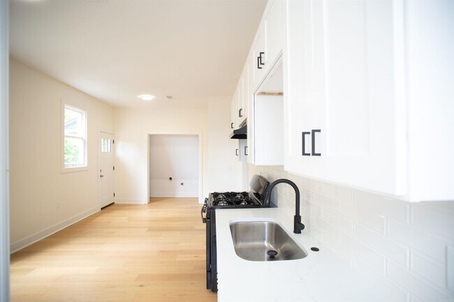 Building Photo - 1704 S Park St