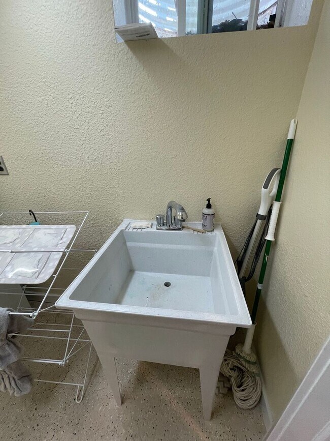 Building Photo - Reduced $2995 BOULDER HOME 5 BEDROOM, 3 FU...