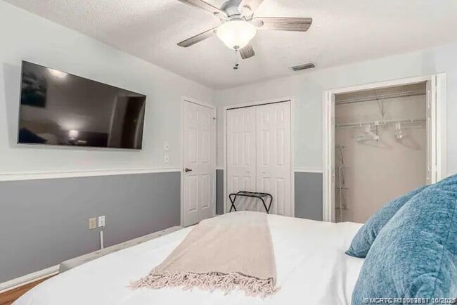 Building Photo - 2550 SE Calais St