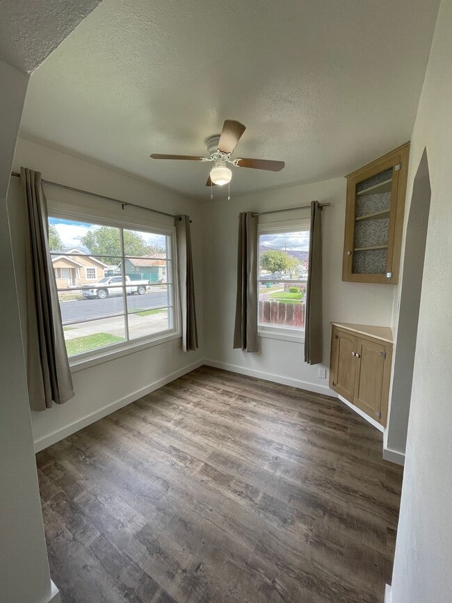 Building Photo - Freshly renovated 2bdrm, 1 bath house with...