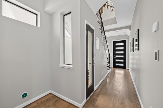 Building Photo - 607 Memorial Heights Dr