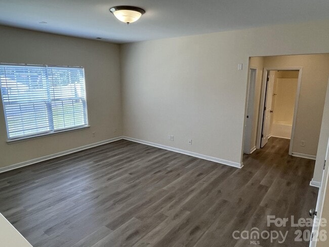 Building Photo - 242 Summit Park Ct