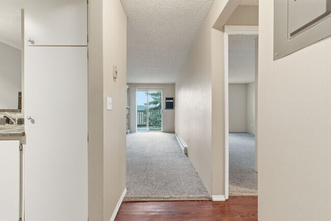 Building Photo - 6121 E 6th Ave