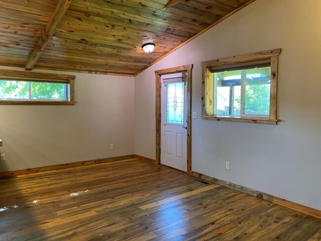Building Photo - Updated Old Town 3 Bed 2 Bath Home w/ fenced yard and 1 car garage