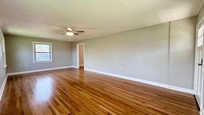 Building Photo - Spacious Updated 5BR Home with Flexible Living Options