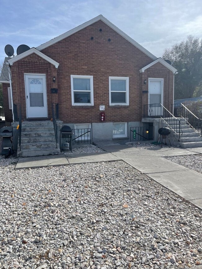 Building Photo - Single family apt.