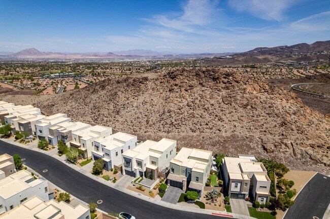 Building Photo - Luxury Rental with Mountain Views in Gated Henderson Community