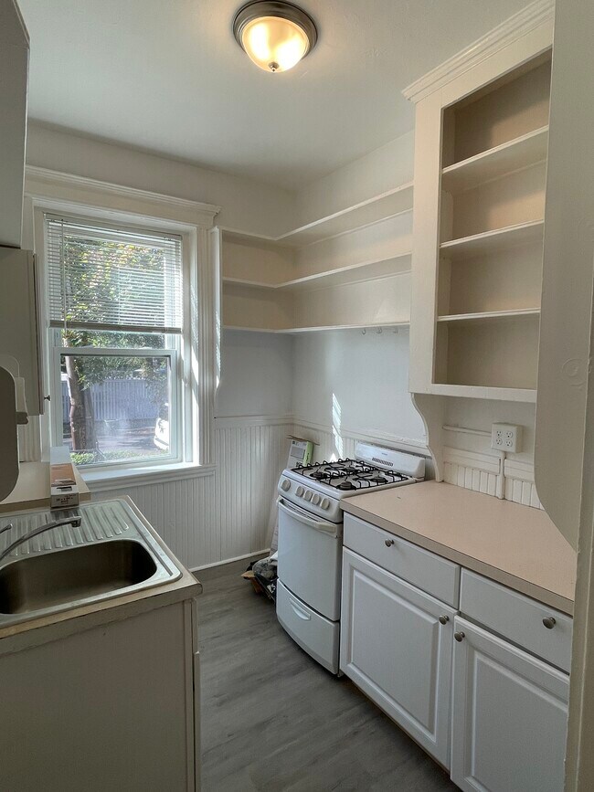 Building Photo - 92 Kirkland St