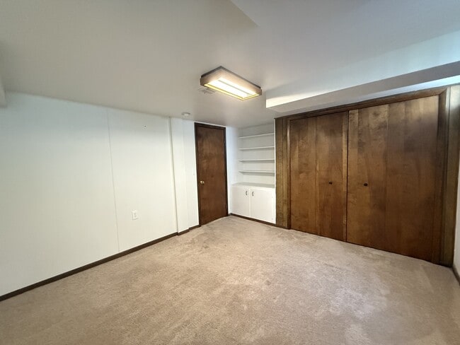 Building Photo - 2447 Roanoke Dr