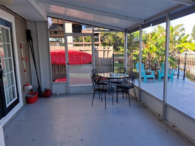 Building Photo - 14982 Edgewater Cir