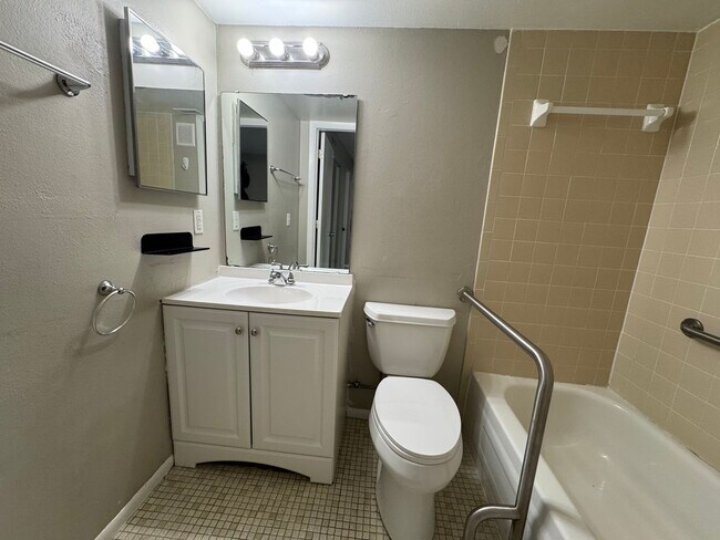 Building Photo - Contemporary 2/2 Condo Ground Level w/ Wheelchair Accessibility! 436/Curry Ford