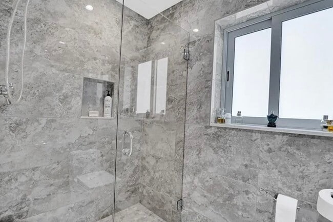 Building Photo - 2830 NE 55th St