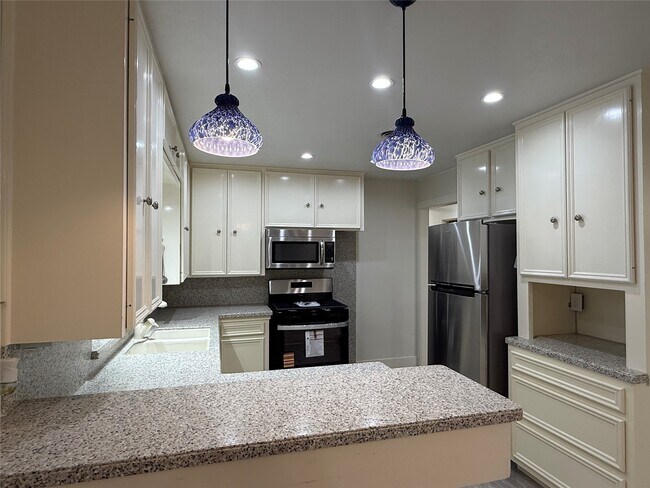 Building Photo - 822 Hidden Valley Dr