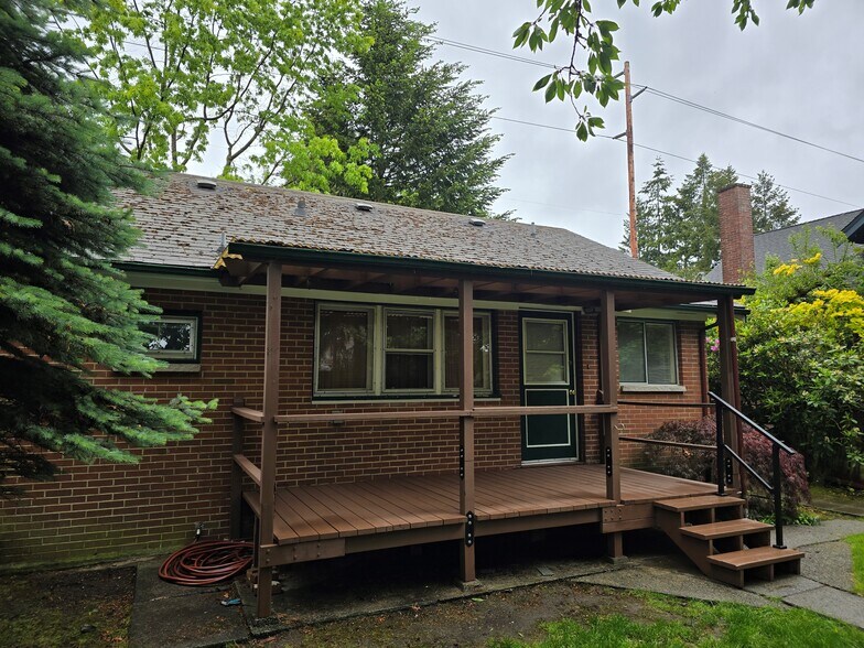 Large Covered Deck - 4005 N 24th St