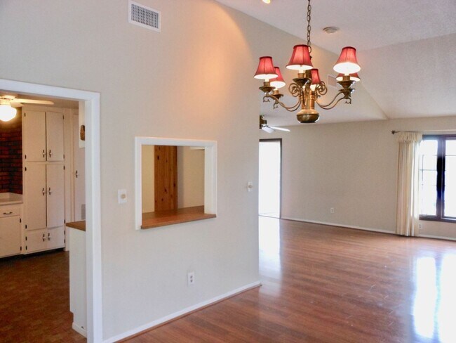 Building Photo - FOR RENT: Charming Single Level House, Pri...