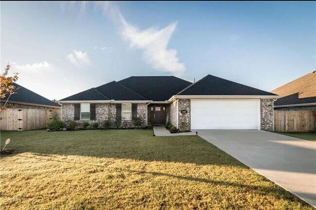 Primary Photo - Gorgeous Home with Vaulted Ceilings and La...