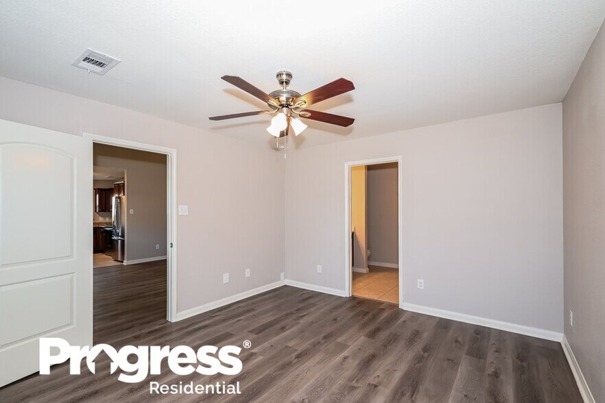 Building Photo - 1327 Chapman Dr