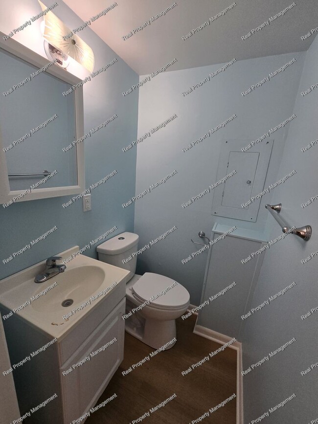 Building Photo - Updated 4 Bedroom