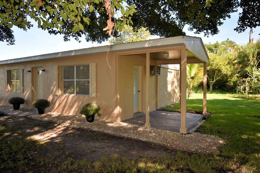 Building Photo - Coming Early Sept  3/1 off Palm Beach Blvd