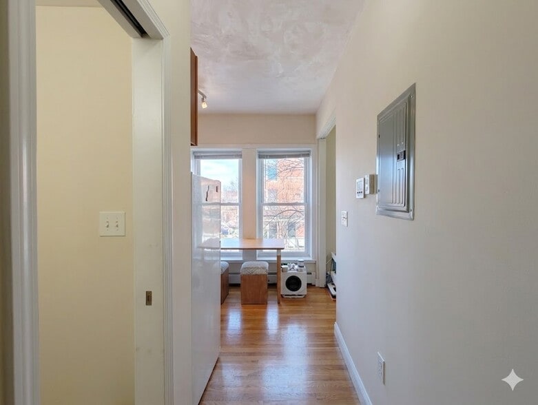 Building Photo - 1056 Cambridge St