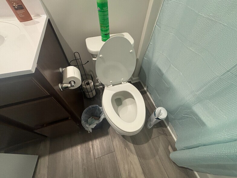 Building Photo - Room in House on Glacis Ct