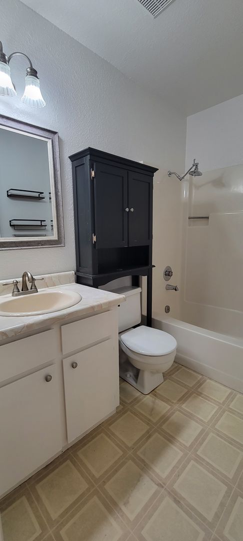 Building Photo - Quiet Cul de Sac With RV Parking in North Redding