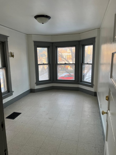 Building Photo - 1330 S Oak Ave