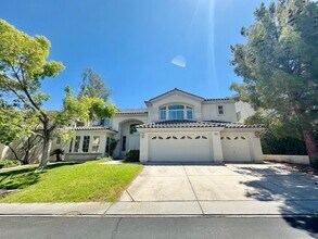 Building Photo - GORGEOUS 2 STORY HOME WITH A GRAND ENTRY &...