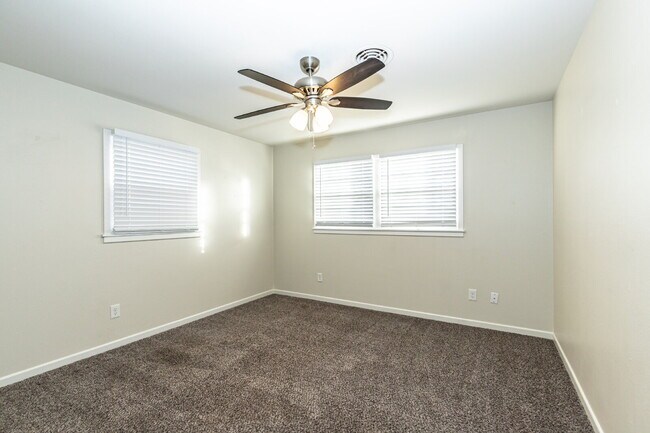 Building Photo - Large & Recently Updated!