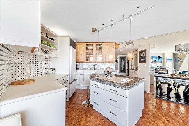 Building Photo - 2555 Collins Ave