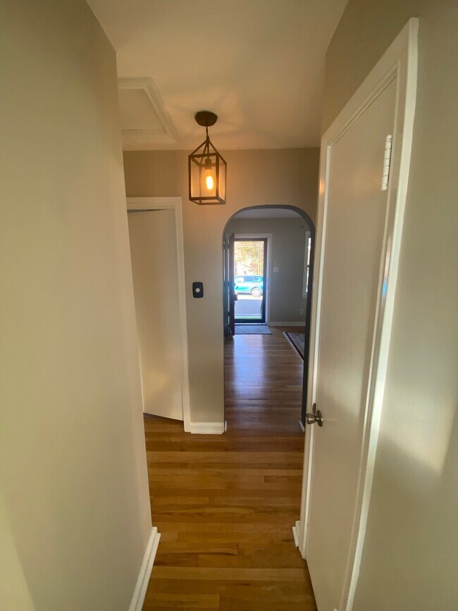 Building Photo - 30 E 7th St