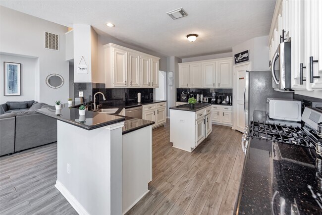 Building Photo - 10815 Oak Bayou Ln