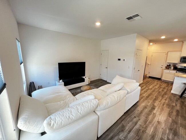 Building Photo - Furnished Rent in South Reno