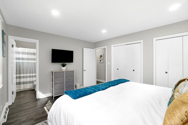 Building Photo - 570 E Higgins Rd