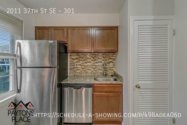 Building Photo - Spacious condo unit in well kept building.