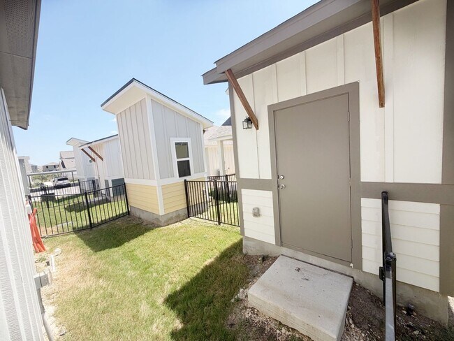 Building Photo - 2 Bed / 2.5 Bath Home Ready for Lease!