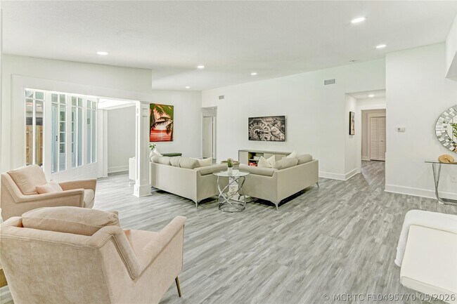 Building Photo - 16643 Redwood Way