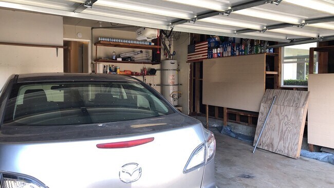 Building Photo - Rarely Available Private 5 Bed 3 Bath House w/ 2 Masters