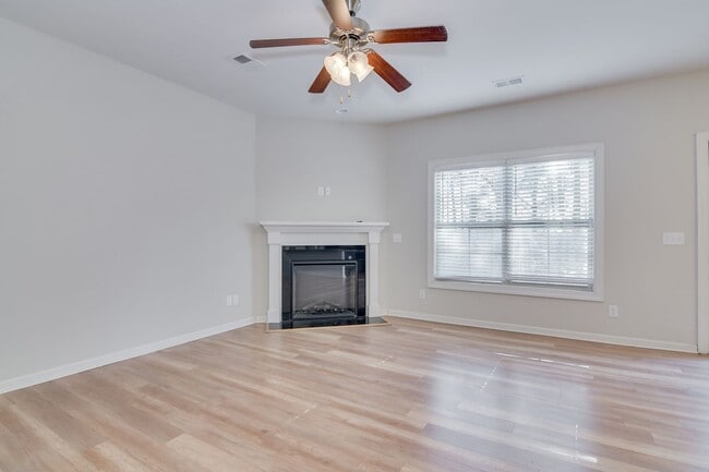 Building Photo - 3 Bedroom 2.5 Bath Townhouse