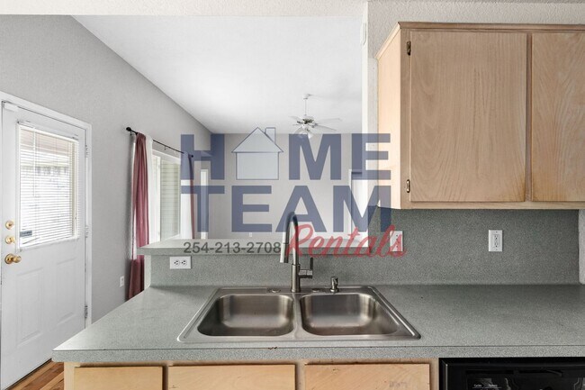 Building Photo - 2805 Larissa Dr