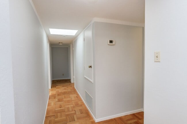 Building Photo - 4 Bed / 2 Bath Welcoming Midtown Palo Alto...